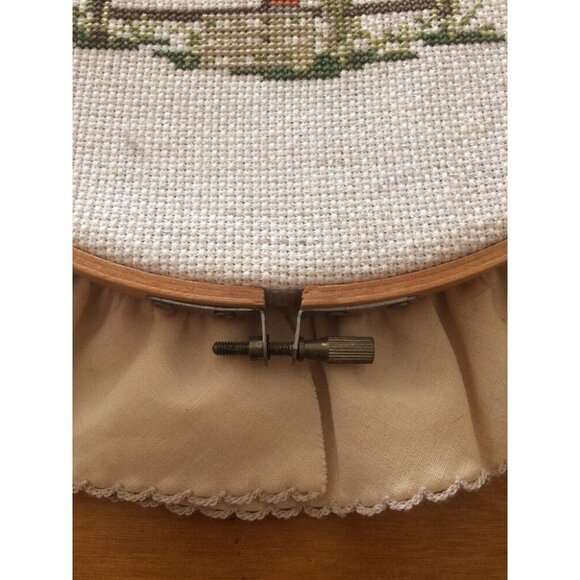 Vintage Completed Needlepoint Lot Of 2 Floral Water pump On Wooden Hoop Frames - Picture 10 of 11